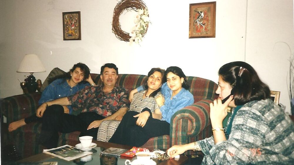 Pam in her family room with Kareena, Karishma _ Randhir Kapoor